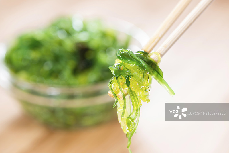 木质背景上的海带沙拉（特写镜头）图片素材
