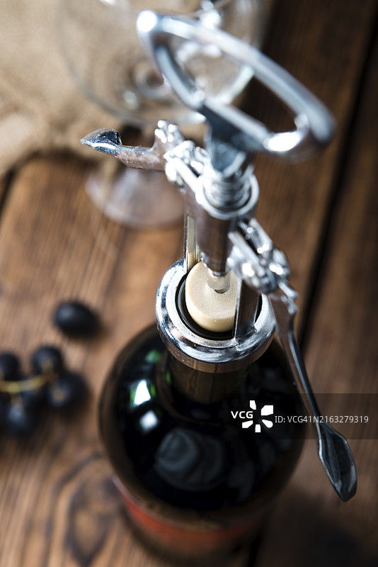 复古木纹背景上的红酒特写图片素材