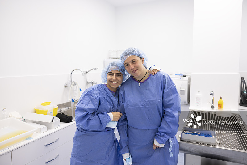 两位穿蓝色工作服的兽医图片素材