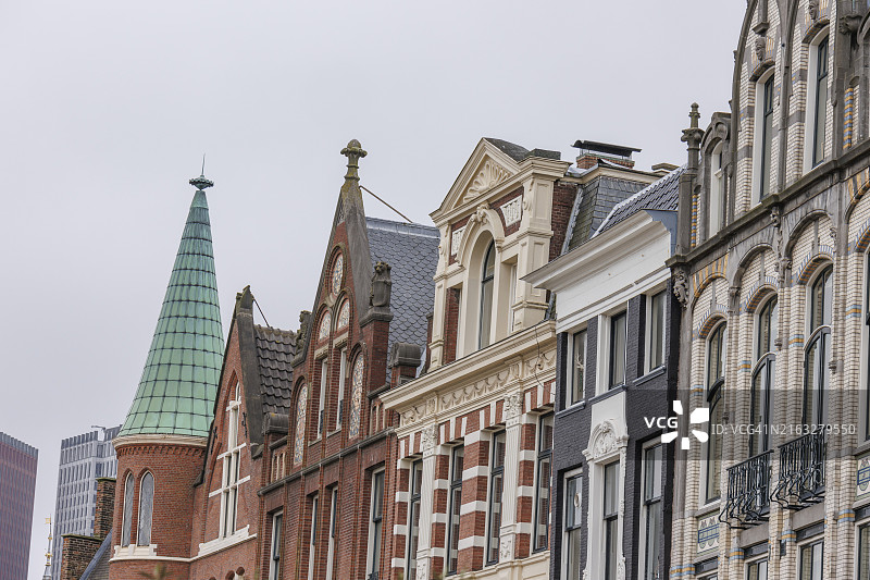 荷兰海牙不同外观屋顶的历史联排别墅图片素材
