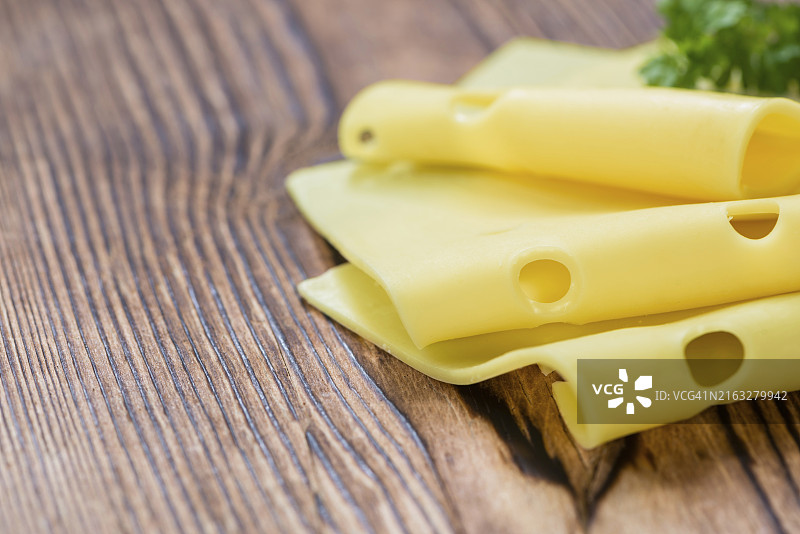 复古木质背景上的奶酪切片（特写）图片素材