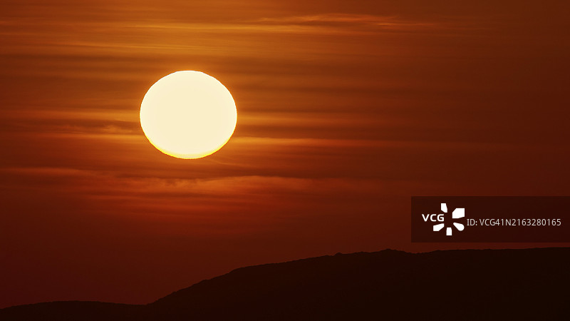 太阳在希腊罗德岛克里蒂尼亚城堡和圣约翰城堡的轮廓后落下图片素材