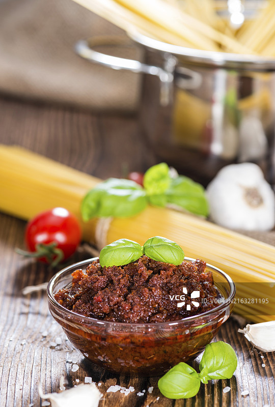 木质背景上的新鲜番茄香蒜酱（特写）图片素材