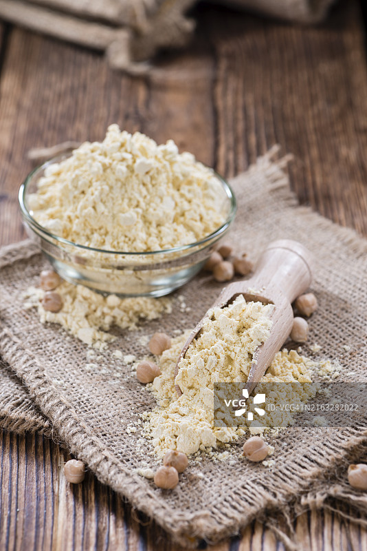 旧木桌上的鹰嘴豆粉堆图片素材