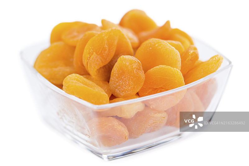 白色背景上分离的干果（杏）(选择性聚焦，特写镜头)图片素材