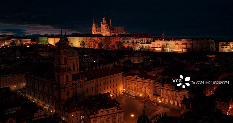 夜晚布拉格老城鸟瞰，远处可见圣维特大教堂和布拉格城堡图片素材