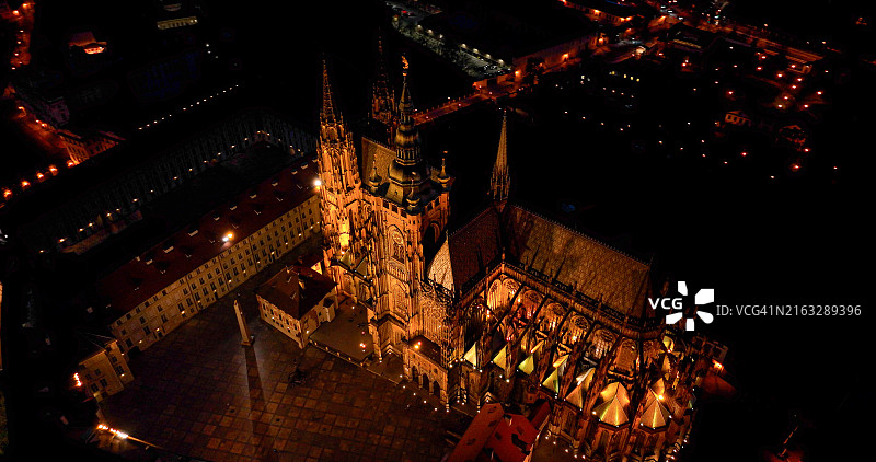 夜晚布拉格老城鸟瞰，远处可见圣维特大教堂和布拉格城堡图片素材