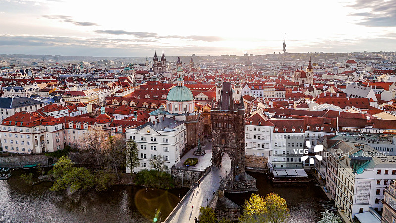 布拉格查理大桥、老城桥塔及城市日出航拍图片素材