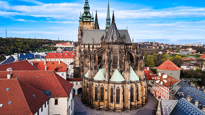 布拉格老城区的圣维特大教堂和布拉格城堡日出日落航拍景色图片素材