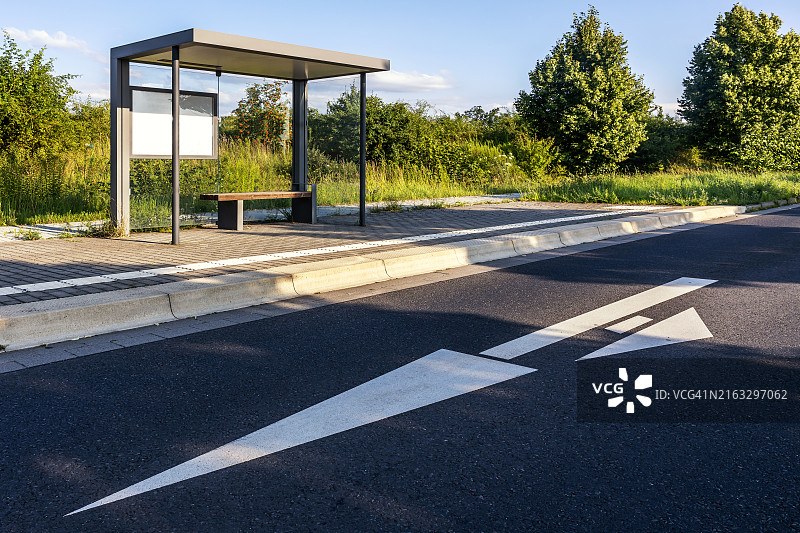 自然风光中的带箭头指示的公交车站图片素材