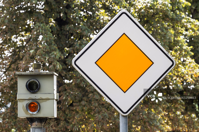 警察在让行标志后的测速摄像头图片素材