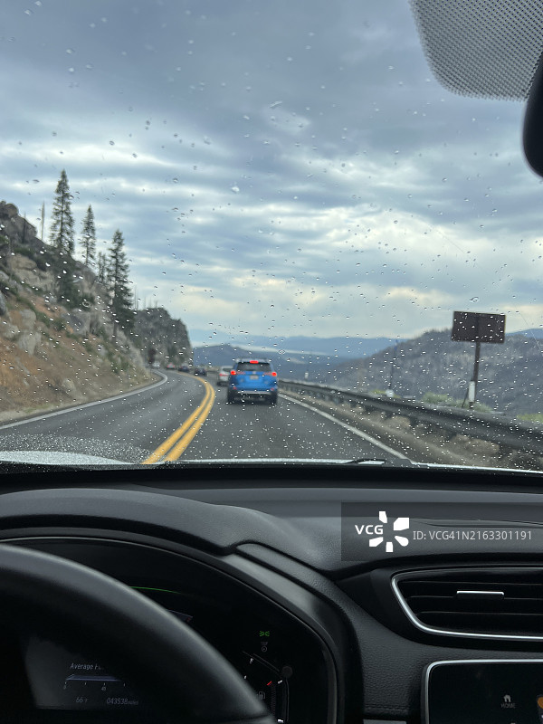 在雨中驾驶图片素材