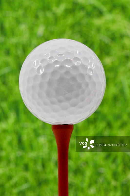 高尔夫球座上的小白球图片素材