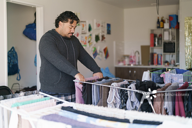 太平洋岛屿男人在家帮忙图片素材