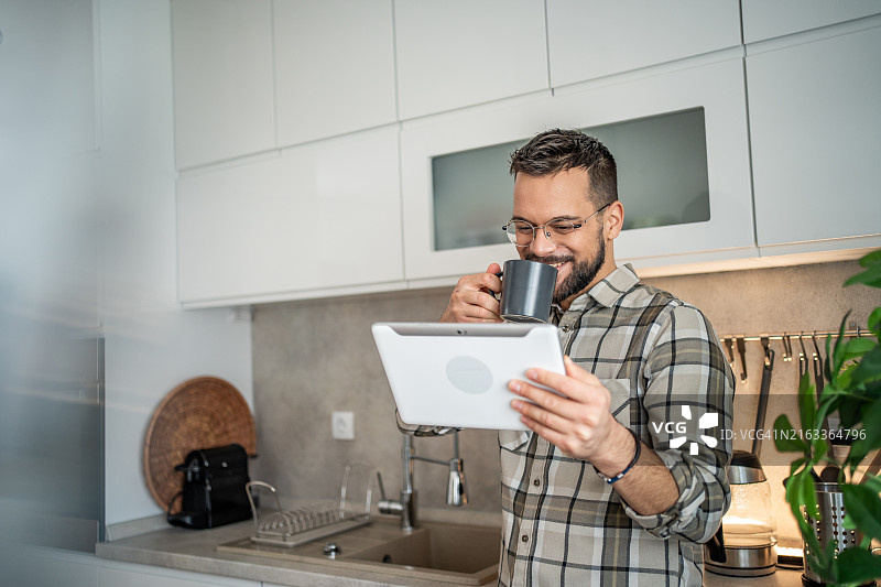 每天早上，一边喝咖啡，一边查看社交网络状态图片素材