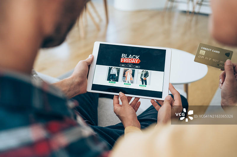 情侣在黑色星期五在线购物图片素材