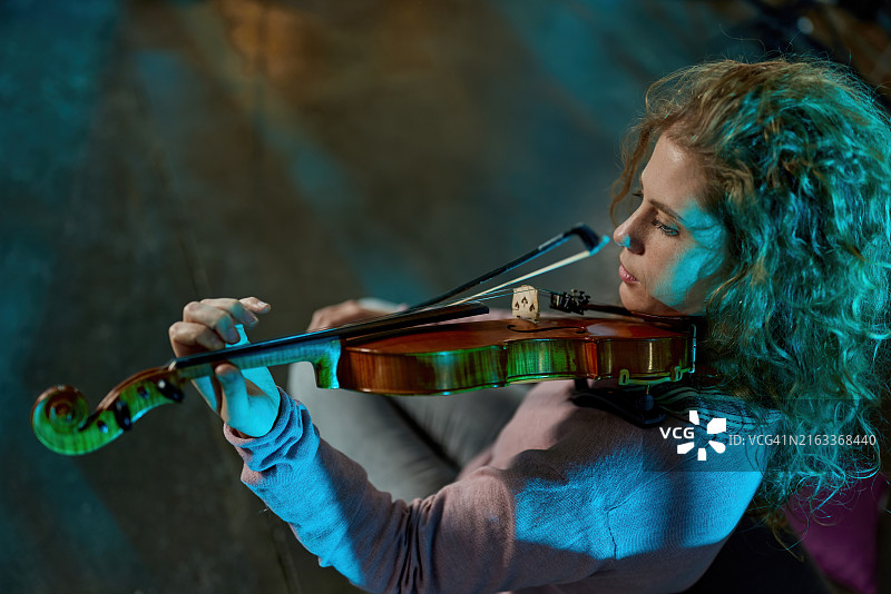 演奏小提琴图片素材