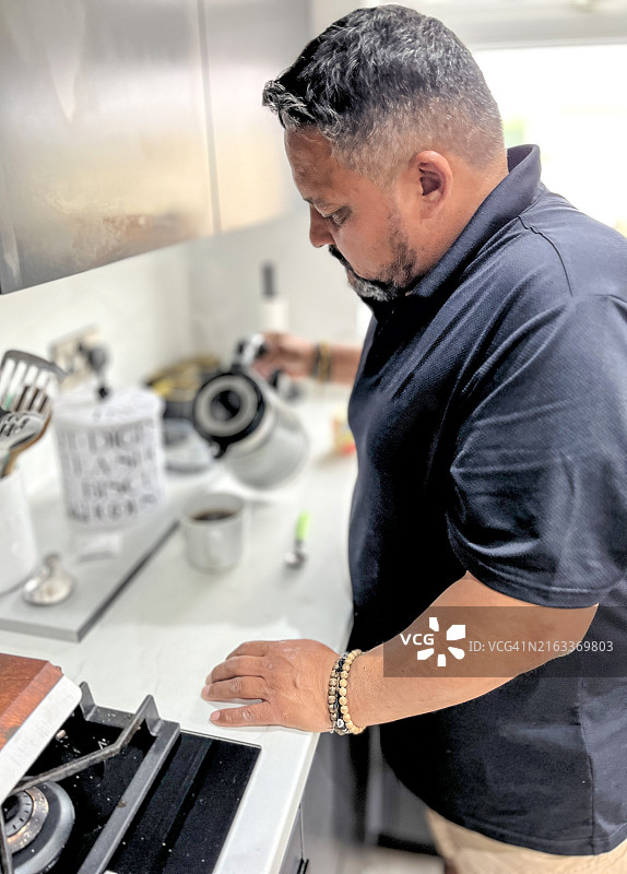 中年男人正在煮咖啡图片素材