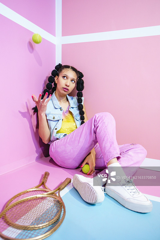 坐在网球场上的年轻非洲裔女人图片素材