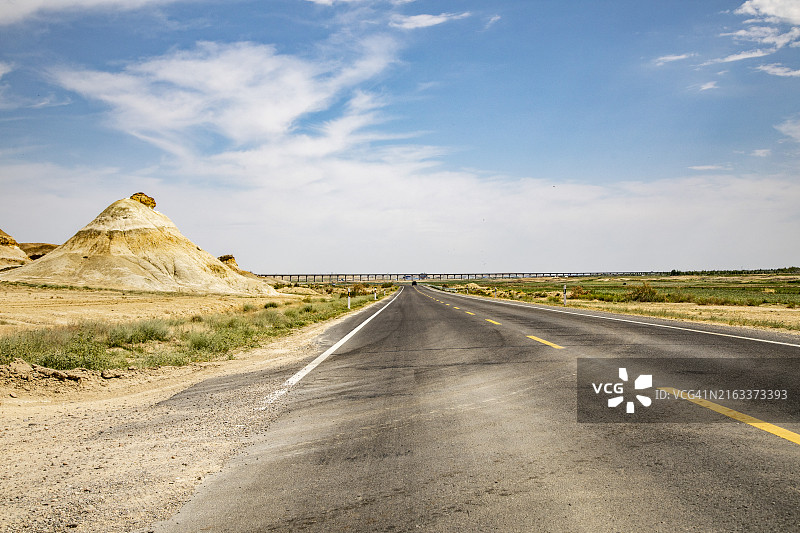 中国新疆的戈壁公路图片素材