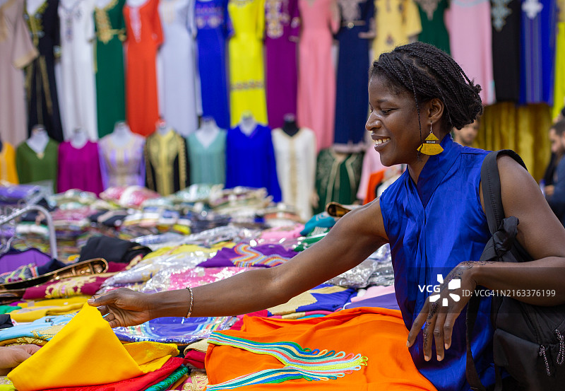 女人在服装店挑选摩洛哥传统服饰图片素材