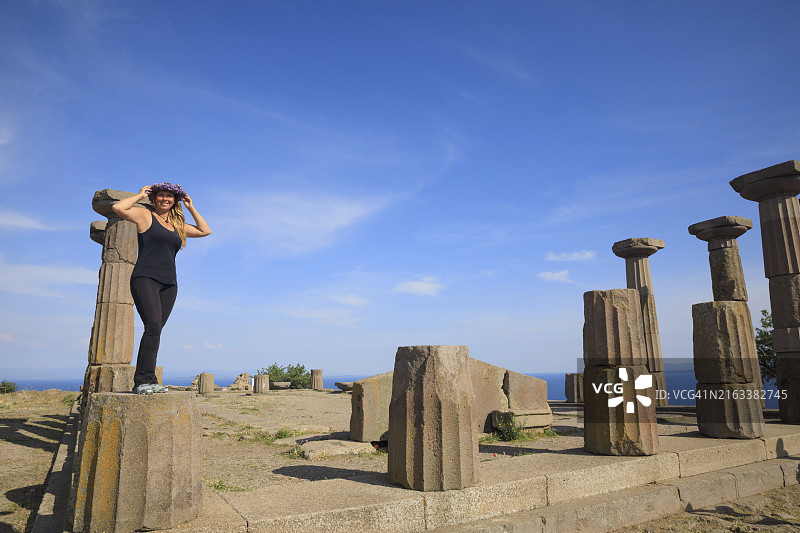 自然美：美丽的金色中年女性肖像，在土耳其阿索斯卫城的雅典娜神庙佩戴花冠图片素材