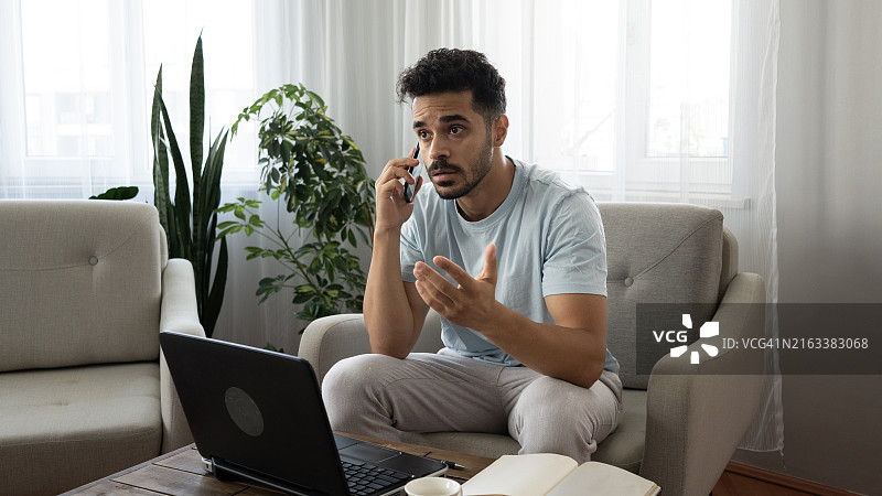 在家打电话感到压力的年轻人图片素材