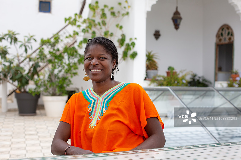 摩洛哥庭院里看向镜头的非洲美丽女子肖像图片素材