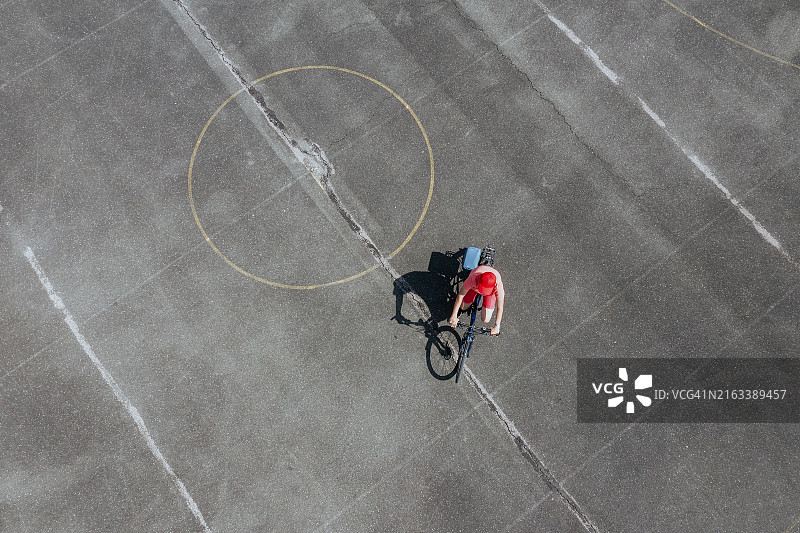 女子在运动场上骑自行车图片素材