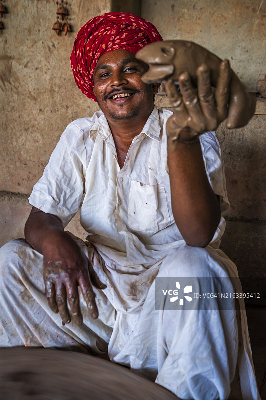 印度陶艺工匠在他的工作室工作（拉贾斯坦邦，印度）图片素材
