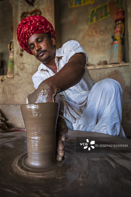 印度陶艺工匠在他的工作室工作（拉贾斯坦邦，印度）图片素材