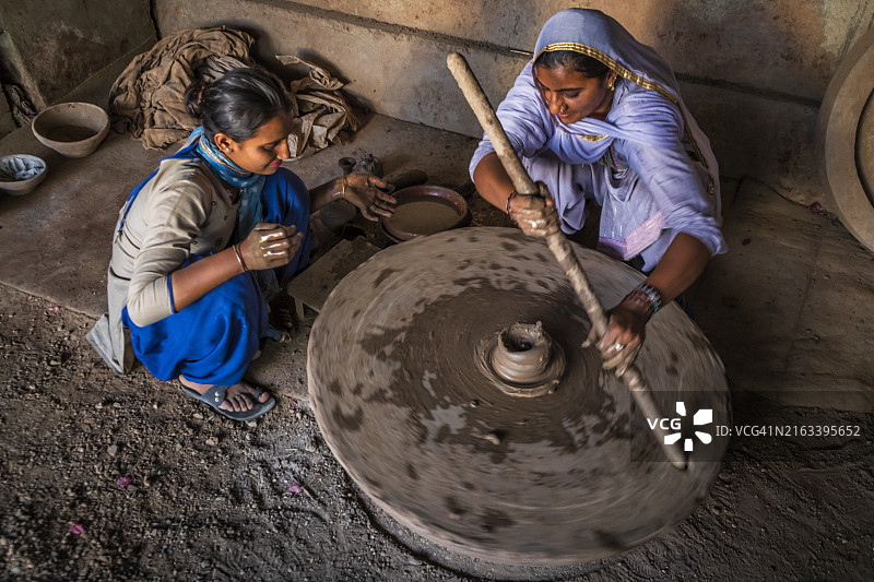印度拉贾斯坦邦陶器作坊里工作的印度妇女图片素材