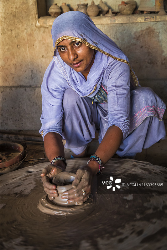 在印度拉贾斯坦邦的陶器作坊工作的印度妇女图片素材