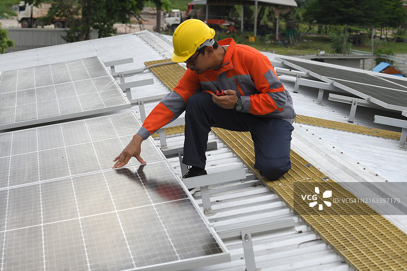 工程师检查太阳能电池板的维护，技术员检查太阳能发电厂的维护，为工厂屋顶开发绿色能源图片素材