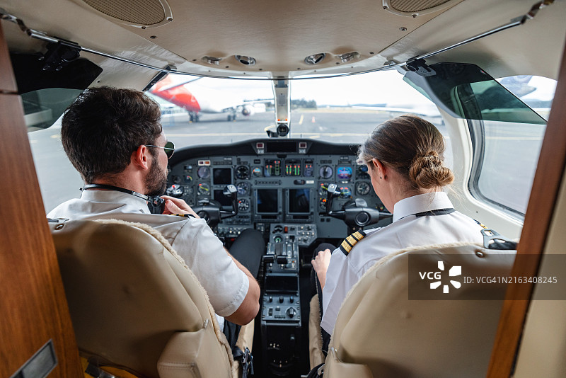 私人飞机驾驶舱内飞行员准备起飞图片素材