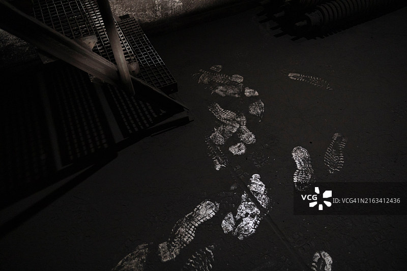 地板上的足迹图片素材