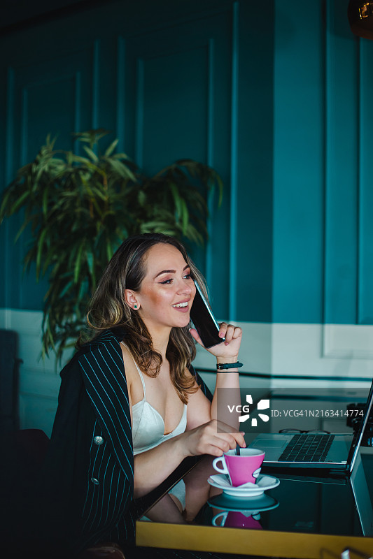 商务女性喝咖啡图片素材