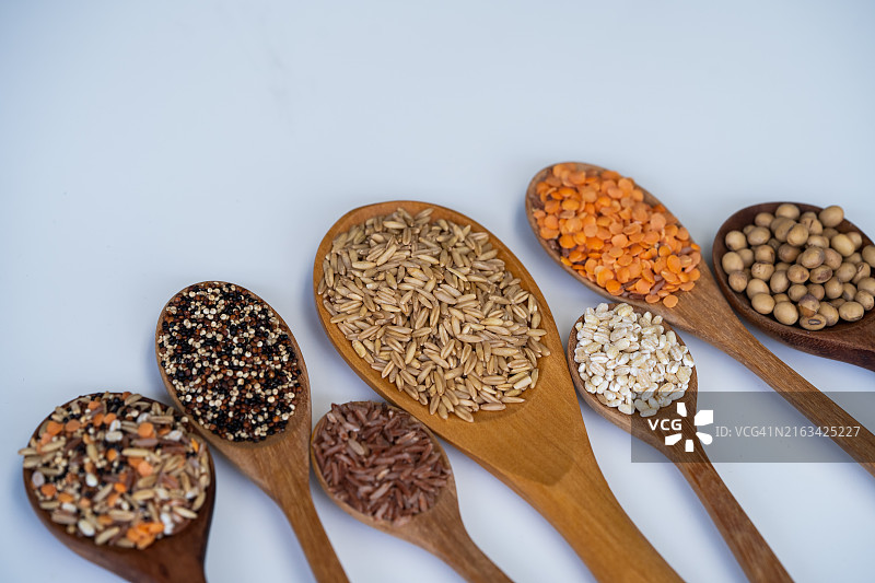 勺子里的谷物和麦片图片素材