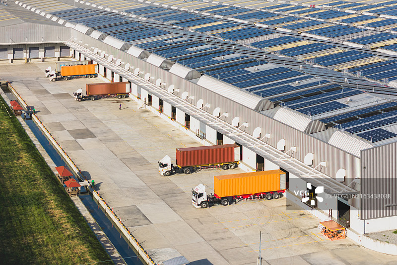 具有不同容量卡车的配送仓库图片素材