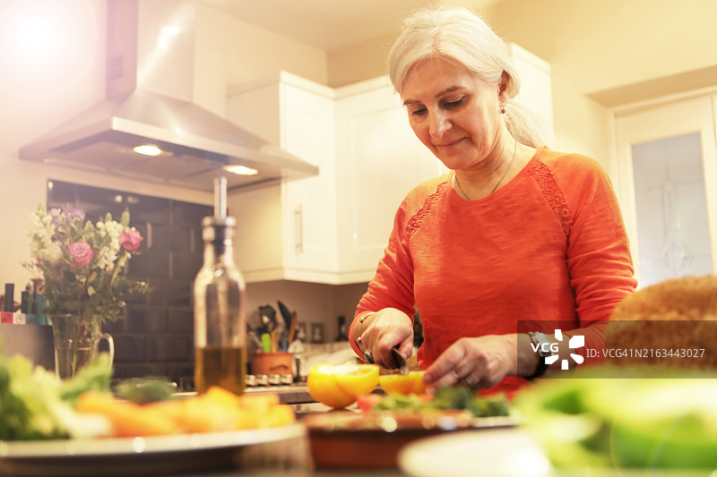 在厨房准备食物的中年妇女图片素材