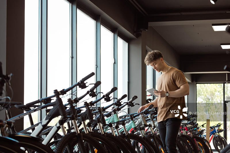 自行车店里的年轻男销售员图片素材