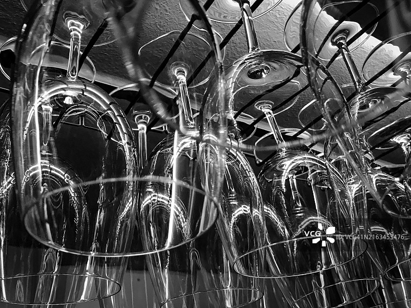 餐饮场所悬挂的酒杯，等待使用图片素材