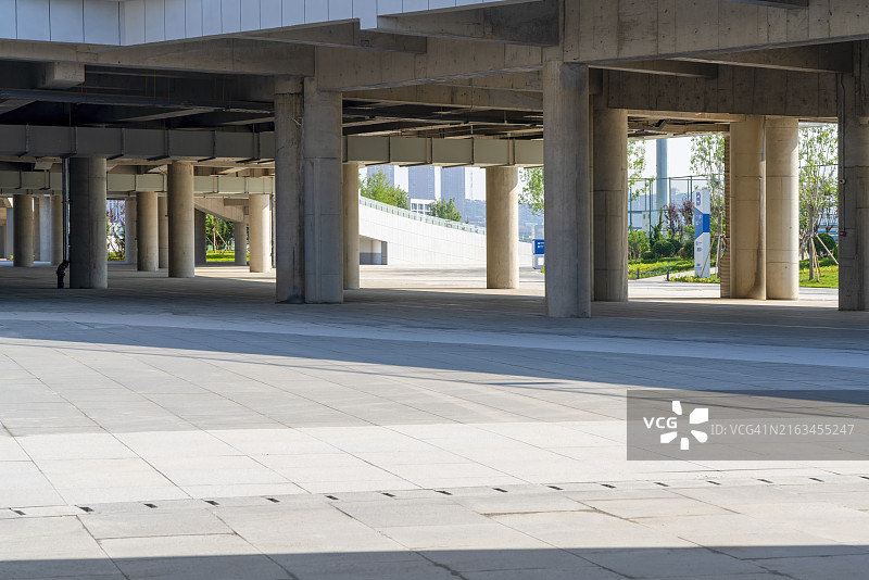 高架桥下的石路图片素材