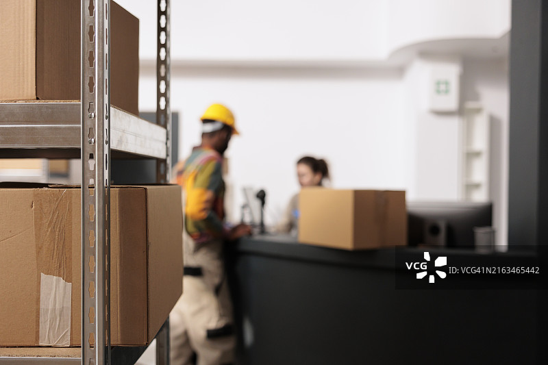 仓库工作人员图片素材