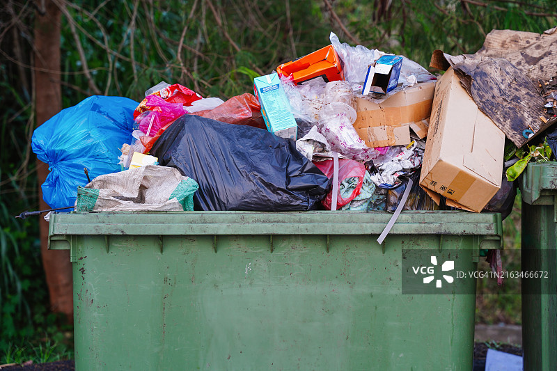 室外垃圾桶溢出图片素材