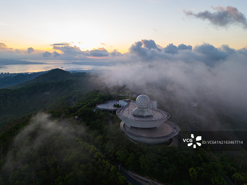 日出时云海中的双极化多普勒气象雷达图片素材