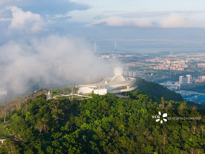 日出时云海中的双极化多普勒气象雷达图片素材