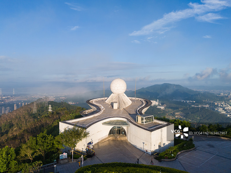 日出时云海中的双极化多普勒气象雷达图片素材