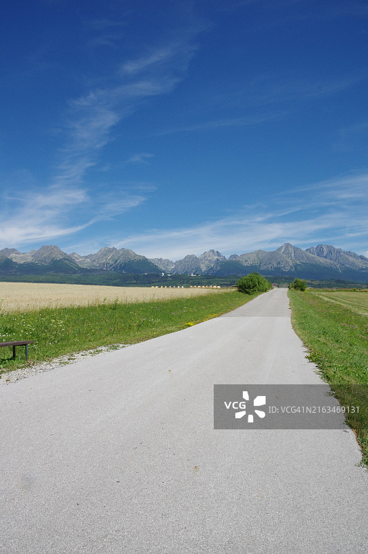 空旷的道路映着天空图片素材