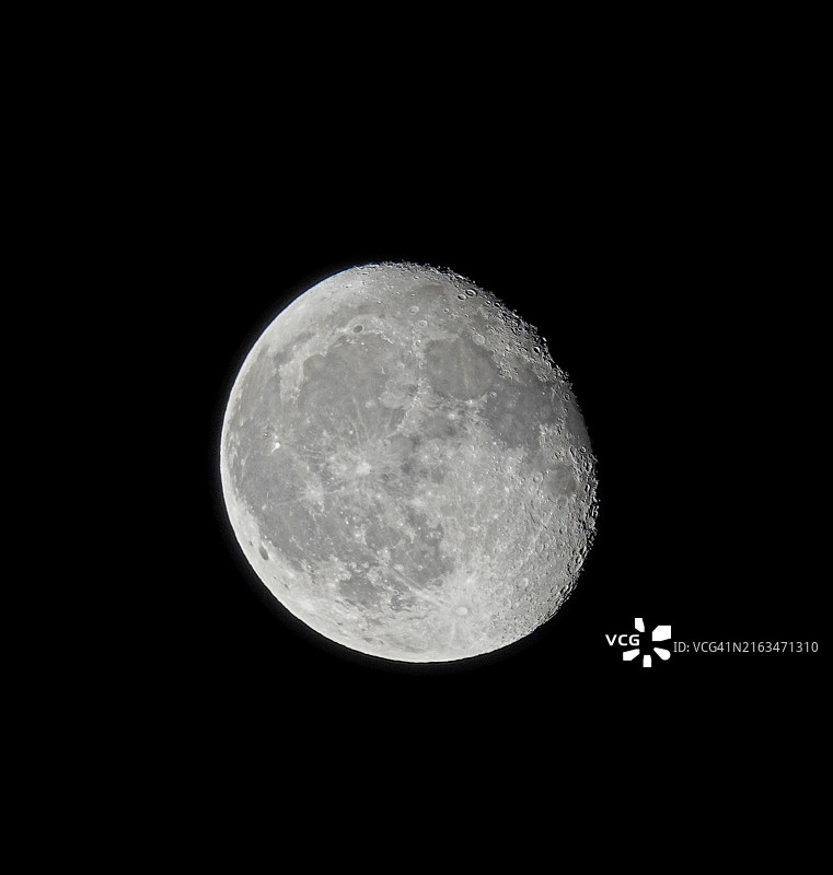 在晴朗的夜空下，月亮的低角度视图图片素材